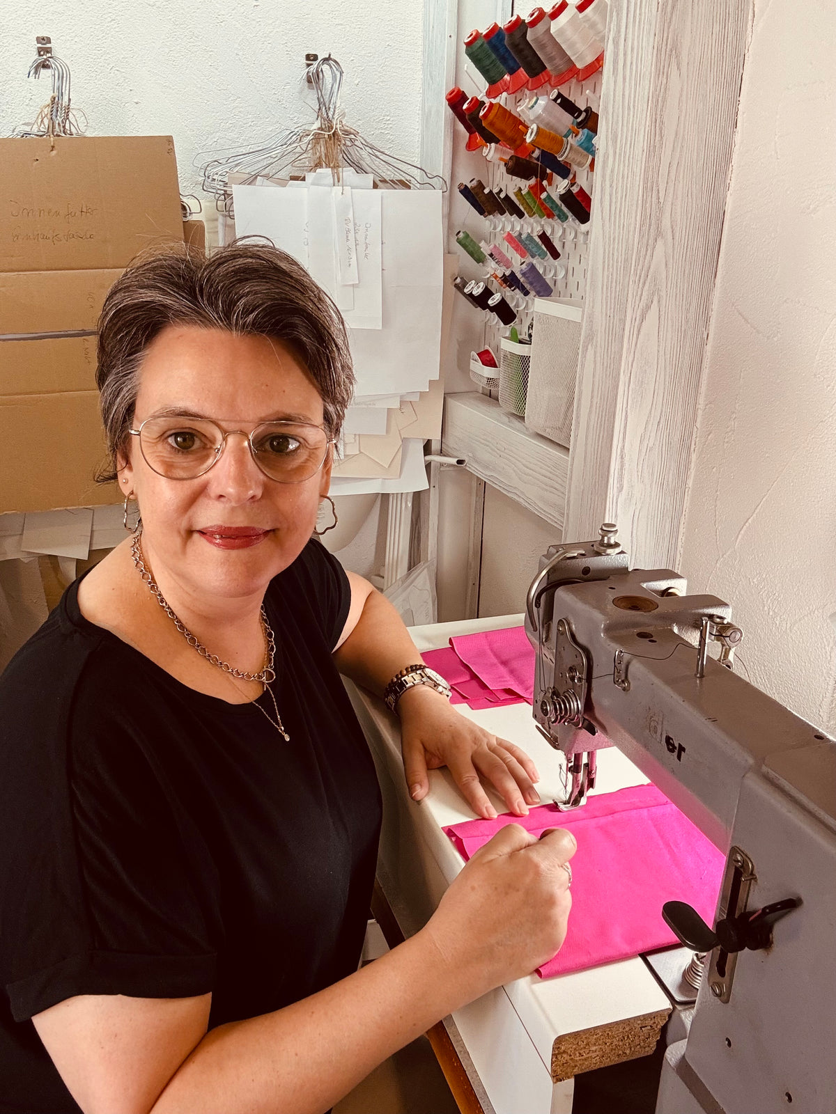 Sabine Greim, Designerin und Gründerin von Sabine Greim Design und Hundegluex