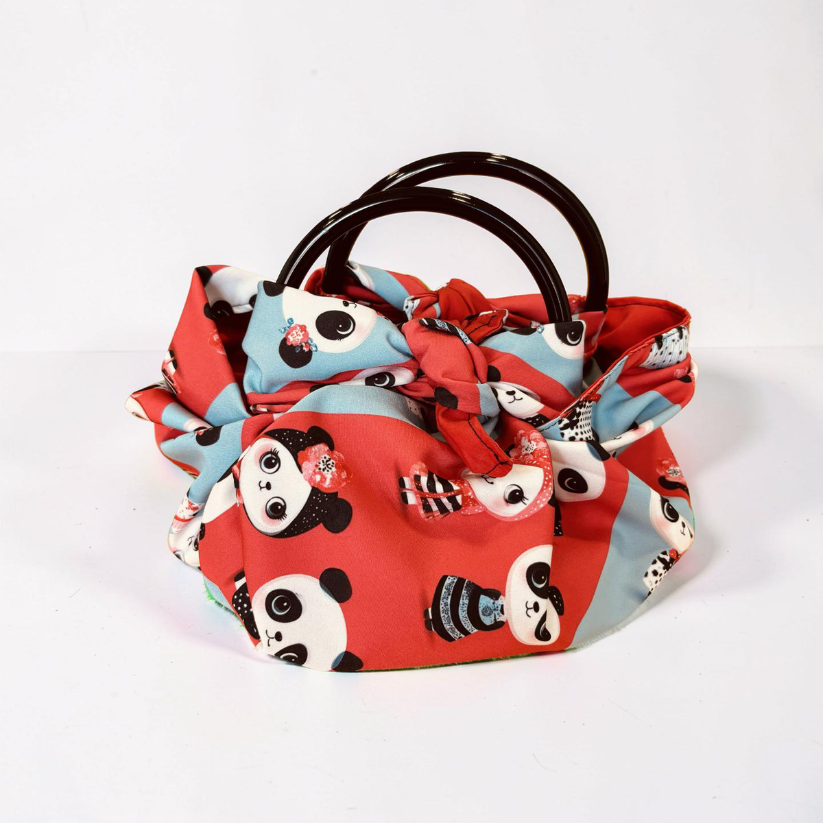 Furoshiki-Tasche „Panda“ mit rotem und hellblauem Panda-Motiv und schwarzen Kunststoffgriffen
