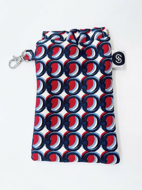 Brillenetui ELOISE aus Baumwollstoff mit rot-weiß-dunkelblauem Muster, Klappverschluss und Karabinerhaken von Sabine Greim Design.