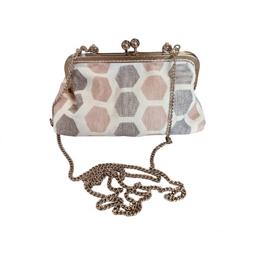 Bügeltasche „Facette“ aus gemustertem Stoff in Beige, Rosé und Grau mit goldfarbenem Bügelverschluss und passender Tragekette vor weißem Hintergrund.
