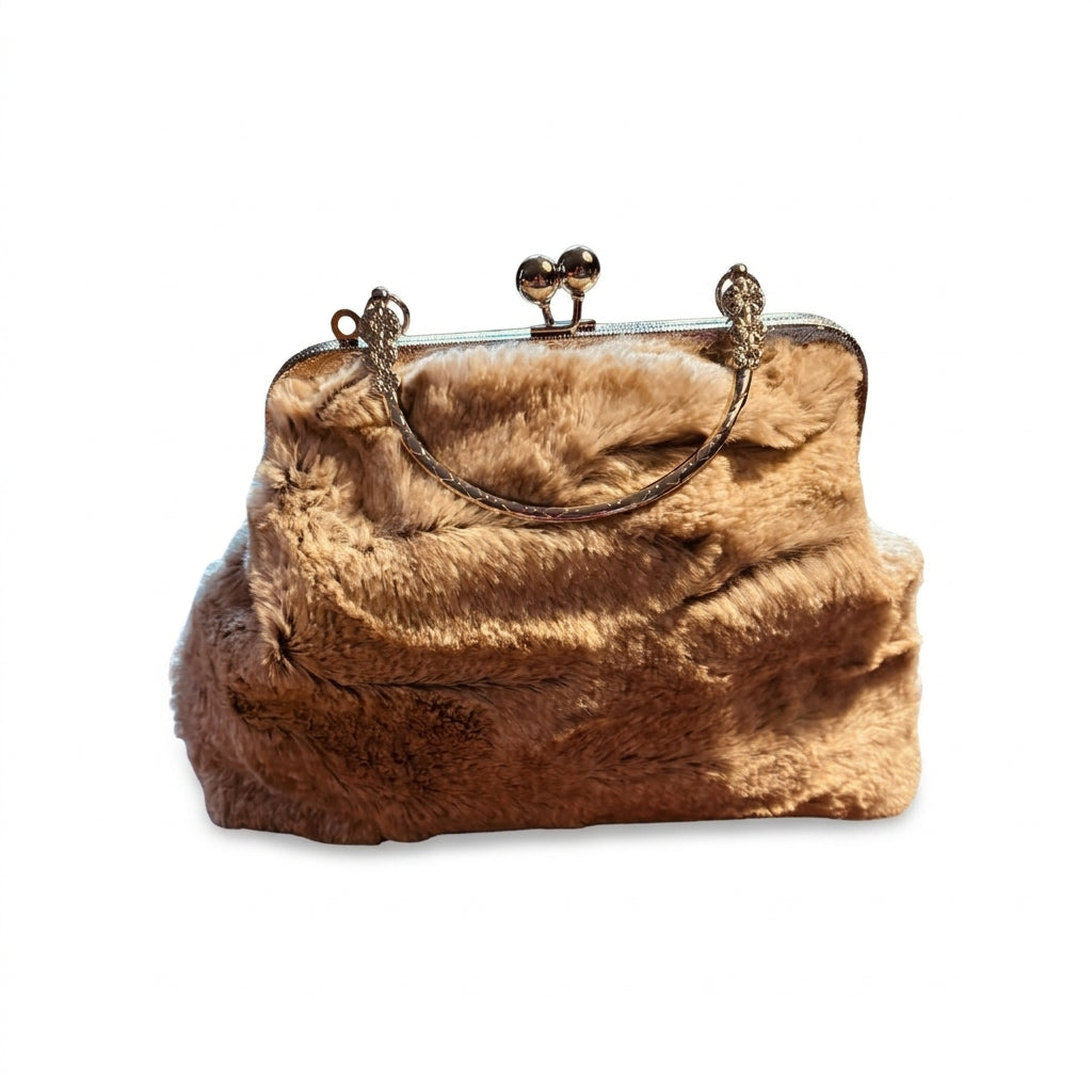 Braune Fell-Bügeltasche mit weicher Kunstfelloptik, antikgoldfarbenem Metallbügel und dekorativem Kettenhenkel – elegante Vintage-Abendtasche von Sabine Greim Design