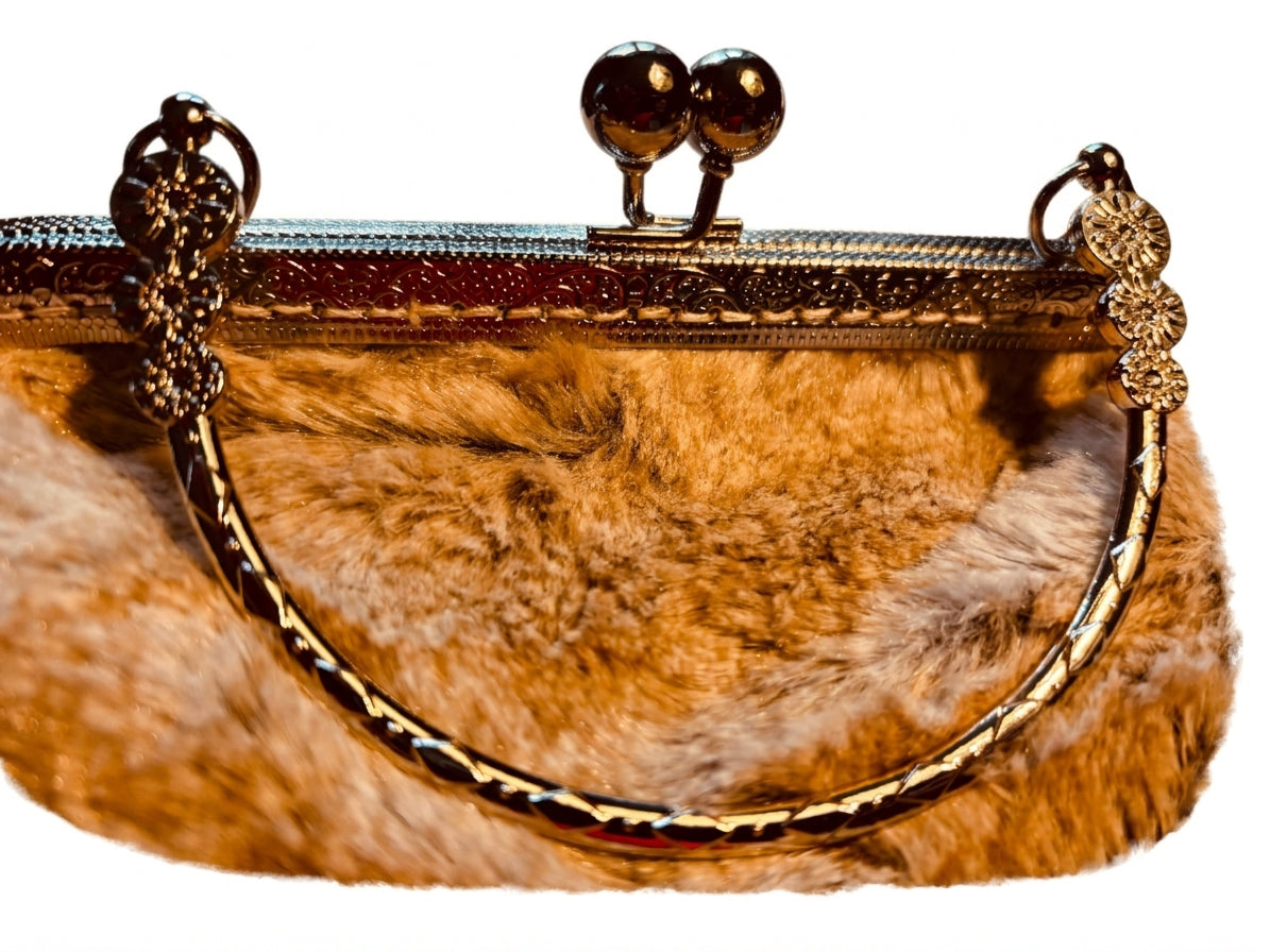Detailaufnahme der braunen Fell-Bügeltasche mit flauschiger Kunstfelloptik, verziertem antikgoldfarbenem Metallbügel und dekorativem Kugelverschluss – Vintage-Tasche von Sabine Greim Design